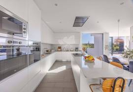Detached, contemporary 3 bedroom villa with infinity pool. Near Moncarapacho.