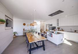 Detached, contemporary 3 bedroom villa with infinity pool. Near Moncarapacho.