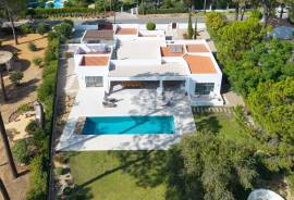 Contemporary 4 Bedroom Single Storey Villa with Pool, Vilamoura