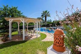 Tavira 4 Bed villa with heated pool, garden & energy-smart year-round comfort