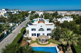 Tavira 4 Bed villa with heated pool, garden & energy-smart year-round comfort