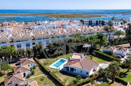 Exclusive 3 bedroom Resort Villa with Private Pool in Pedras da Rainha, Cabanas