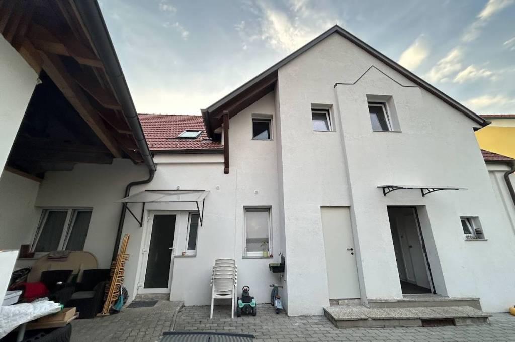 Building with 4 Apartments For Sale in Wilhelmsburg