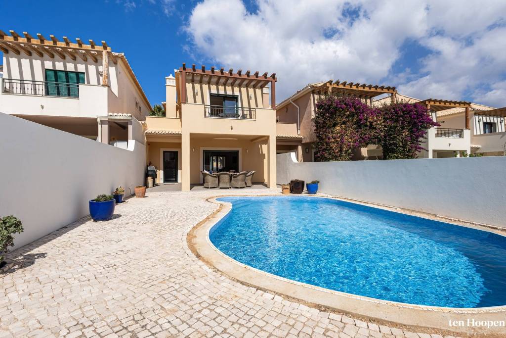 T2+1 Townhouse. Frontline with Sea Views & Private Swimming Pool
