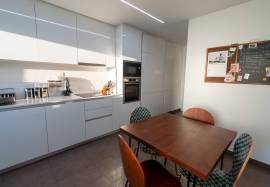 Luxury T4 192m2 | 2 Suites + 2 Bedrooms + Balcony | 3 Parking Spaces |