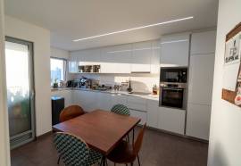 Luxury T4 192m2 | 2 Suites + 2 Bedrooms + Balcony | 3 Parking Spaces |