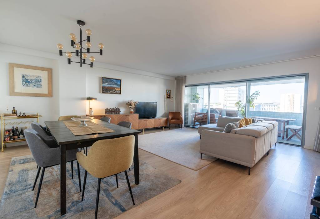Luxury T4 192m2 | 2 Suites + 2 Bedrooms + Balcony | 3 Parking Spaces |