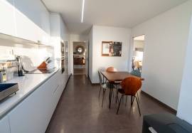 Luxury T4 192m2 | 2 Suites + 2 Bedrooms + Balcony | 3 Parking Spaces |