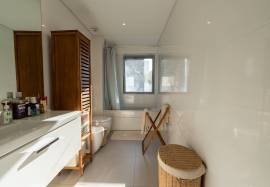 Luxury T4 192m2 | 2 Suites + 2 Bedrooms + Balcony | 3 Parking Spaces |