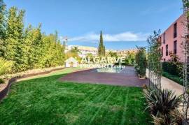 Luxury one bedroom apartment with private garden close to the Marina and Falésia Beach in Vilamoura, Algarve