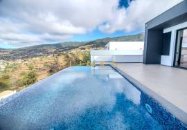 Contemporary 3-Bedroom Villa with Sea View and Exclusive Ambiance – Arco da Calheta