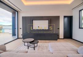 Contemporary 3-Bedroom Villa with Sea View and Exclusive Ambiance – Arco da Calheta