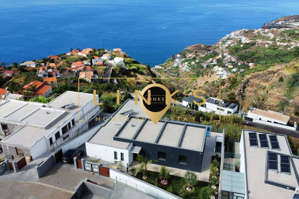 Contemporary 3-Bedroom Villa with Sea View and Exclusive Ambiance – Arco da Calheta