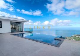 Contemporary 3-Bedroom Villa with Sea View and Exclusive Ambiance – Arco da Calheta