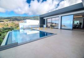Contemporary 3-Bedroom Villa with Sea View and Exclusive Ambiance – Arco da Calheta