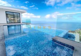 Contemporary 3-Bedroom Villa with Sea View and Exclusive Ambiance – Arco da Calheta