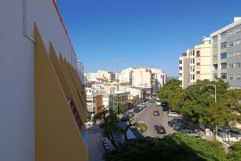 3 bedroom apartment with garage in the center of Loulé