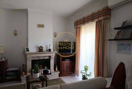3 bedroom apartment with garage in the center of Loulé
