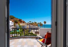 {|en|}Short and medium term rentals :2 Bedroom Apartment with Sea View 20 meters from the sea! – Olhos de Água 