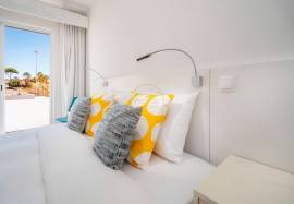{|en|}Short and medium term rentals :2 Bedroom Apartment with Sea View 20 meters from the sea! – Olhos de Água 