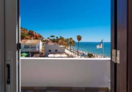 {|en|}Short and medium term rentals :2 Bedroom Apartment with Sea View 20 meters from the sea! – Olhos de Água 