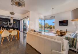 Elegant 4-Bedroom Villa | Heated Pool & AL License | Walking Distance to the Beach | Carvoeiro