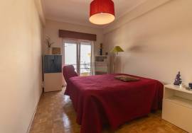 3-Bedroom Apartment in Setúbal (Vale do Cobro), with direct access to private storage, fully furnished and equipped