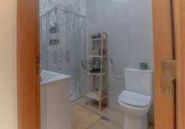 3-Bedroom Apartment in Setúbal (Vale do Cobro), with direct access to private storage, fully furnished and equipped