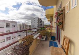3-Bedroom Apartment in Setúbal (Vale do Cobro), with direct access to private storage, fully furnished and equipped