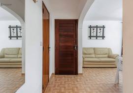 2-Bedroom Apartment with Sea View – Winter Rental