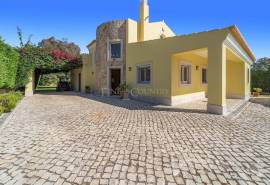 Vale do Lobo – 4-bedroom villa with pool and golf views for sale
