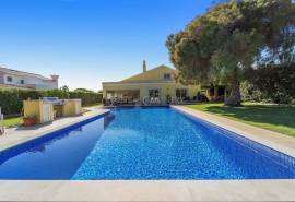 Vale do Lobo – 4-bedroom villa with pool and golf views for sale