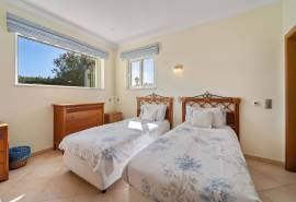 Vale do Lobo – 4-bedroom villa with pool and golf views for sale