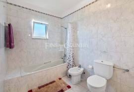 Carvoeiro - 4-bedroom villa, easy walking distance to Carvoeiro with sea views