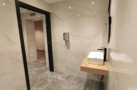 Modern and functional office for sale, ideal for your business.