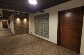 Modern and functional office for sale, ideal for your business.