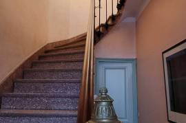 Superb Townhouse With 125 M2 Of Living Space, Garage, Courtyard And Potential For A Studio/gallery.