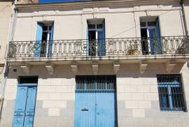 Superb Townhouse With 125 M2 Of Living Space, Garage, Courtyard And Potential For A Studio/gallery.