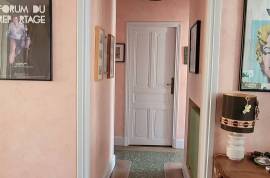 Superb Townhouse With 125 M2 Of Living Space, Garage, Courtyard And Potential For A Studio/gallery.