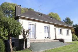 Detached House with Garden in Good Location