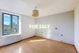Detached Country House with Attached Barn
