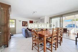 Detached Country House with Garden and Lake