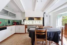 Detached Country House with Garden and Lake