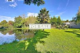 Detached Country House with Garden and Lake