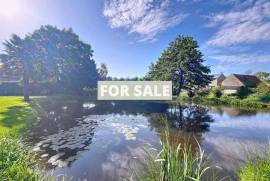 Detached Country House with Garden and Lake