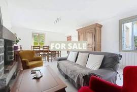 Detached Country House with Garden and Lake