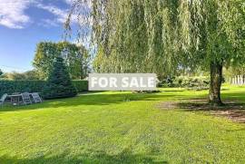 Detached Country House with Garden and Lake