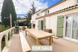 Stunning Detached Villa with Landscaped Gardens