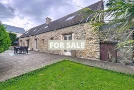 Detached Country House with Landscaped Garden