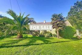 Detached Country House with Landscaped Garden